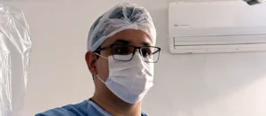Dr. Carlos Augusto Costa Marques durante uma cirurgia endoscópica da coluna